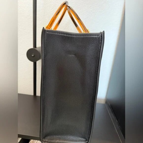 Gorgeous bag! Black hand or crossbody bag! Very large! Used once! - Picture 5 of 10